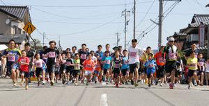 ファミリーの部では子どもとお父さんやお母さんが手をつないで熱走