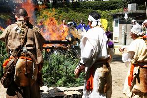 諸願成就を祈願し、護摩木を燃やす山伏