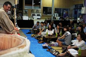 「時うどん」を披露する紙屋武生さん