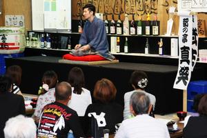 演技力豊かに話をする都の亭真笑さん