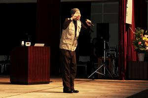 身振り手振りも交えての講演をする渡部陽一氏
