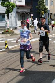 熱気に包まれたコースを軽やかに駆け抜けるゲストランナーの湯田さん