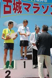 優勝した選手を表彰。写真は10km60歳以上の部