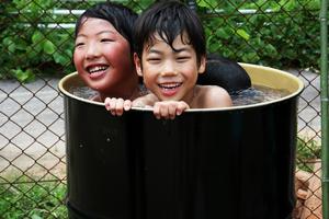 ドラム缶の露天風呂で体を温める