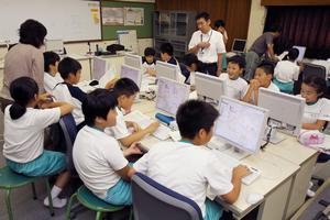 普段からパソコンの授業を受けている児童らは、市職員の操作説明もすぐに理解