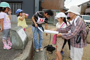 クイズを解くヒントが隠されている石碑が、町中に点在