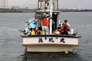 漁船に乗り込み、大漁を期待して出船