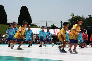 自分たちでデザインをした衣装で元気いっぱいに踊る春江幼稚園児たち