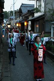 風情ある旧市街地の細道を二列になって踊り流す踊り手たち