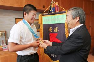 金メダルを胸に、坂本市長に喜びを語る白川さん