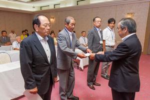 各地域協議会を代表して、坂本市長から委嘱状を受け取る委員たち