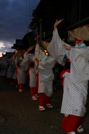 夕焼けから夜へと移り変わる中、息の合った踊りで町中を彩る