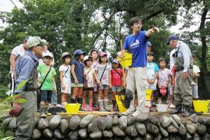 ザリガニの捕まえ方や池に入るときの注意などを説明