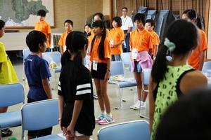 「短い期間ではあるが、坂井市を知りたい」と延岡市を代表してあいさつをする村岡花菜さん(中央)