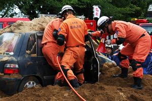 土砂崩れにより巻き込まれた車両に取り残された人に呼びかけを行う