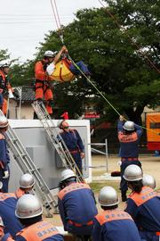 クレーン車にて横転した列車から乗客を救出
