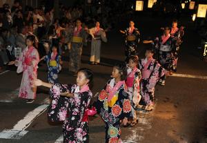 今年は小学生らも多数参加。踊る親を見つけて沿道から急遽参加する子どもの姿も