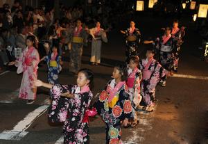 今年は小学生らも多数参加。踊る親を見つけて沿道から急遽参加する子どもの姿も