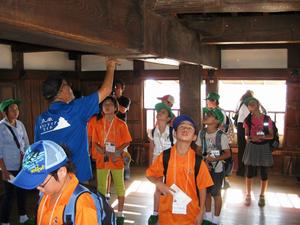 丸岡城ではボランティアお話に興味津々