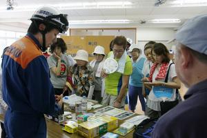 非常用備品の説明を熱心に聞く住民たち
