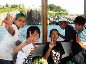東尋坊を観光遊覧船で見学。天気がよく、きれいな景色を写真におさめる