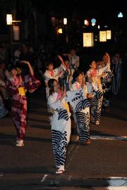 各コースを踊り終え、駅前通りに集結してチームごとに踊りを披露