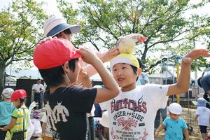 チャボを頭の上に乗せ、手を羽ばたかせて鳥のまね