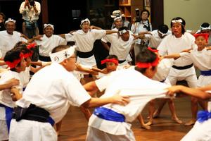 大人と子どもで二重の輪になり「おたしより」を