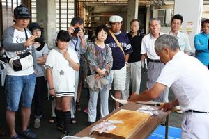 実演でフクラギと赤ガレイを滑らかに3枚におろしてみせる大西忠夫さん(三国町安島)