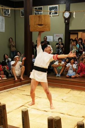 米一俵分の重さである60kgの臼を持ち上げ、