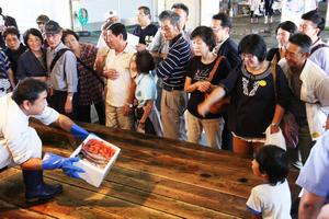 お目当ての魚介類を「競り」によって納得の値段で手に入れる