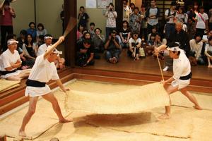 親子ならではの息の合った、むしろたたき