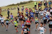 一斉に勢いよくスタートを切る小学生ランナー