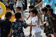 「でんすけさん、どっこいしょ」の掛け声に合わせて踊る春江町内の保育園児たち