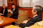 活動内容や派遣先の文化、インフラなどについて坂本市長と話す鰐淵さん(中央)