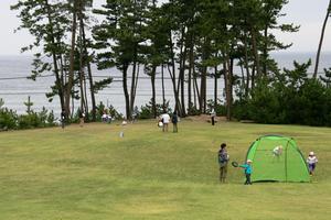 日本海を一望できる海浜自然公園内のコース。自然の中でプレーに親しめるのもディスクゴルフの醍醐味