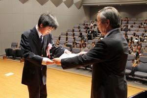 市長より賞状を受け取る浅川さん