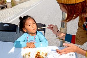 各ブースともお昼時には長い行列に。味わった来場者からは「待ってでも食べる価値あり」との声が!!2