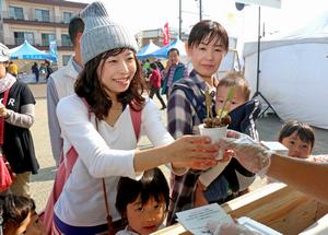 地元の食材を使った飲食物が多数出展された。郷土料理なども販売され、大人気に!!