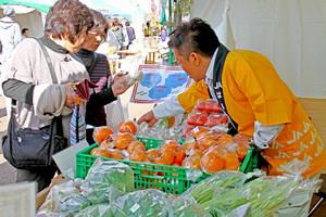 新鮮な旬の野菜や果物が多く並んだ。買い求めた人たちからは「安くて大きい」との声も