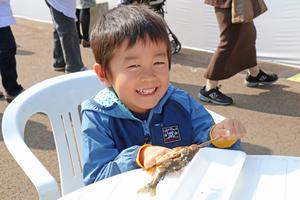 アユの塩焼きなど新鮮な魚介類も販売された