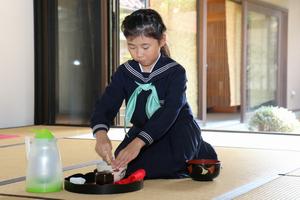 加戸小学校の児童たちによるお茶会。本格的な味や作法に来場者からは絶賛の声が聞かれた