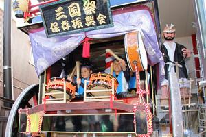 三國神社前では三国祭囃子初香会が本番の三国祭同様に山車にのり、元気いっぱいにお囃子を披露