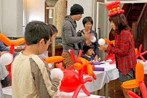 バルーンアート教室が国登録文化財である旧森田銀行内で行われ、三国文化にも親しんだ