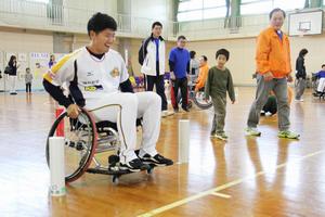 福井ミラクルエレファンツの選手がスラロームに挑戦。慣れない車いすに思いどおりに走れないことも
