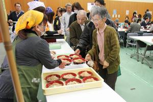 新そばを楽しみに列を作る来場者