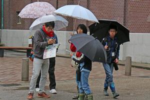 福井大学建築学部の学生がサポートに。どのルートを回るかを真剣に考える