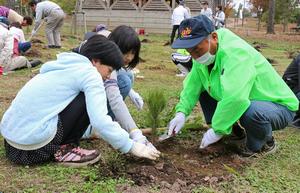 「大きくなって欲しい」と願い、一本一本丁寧に植えていく参加者