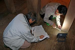 3人一組になり、曲尺などを使用して、柱の寸法