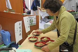 辛味大根も大人気。自分好みの量をトッピング